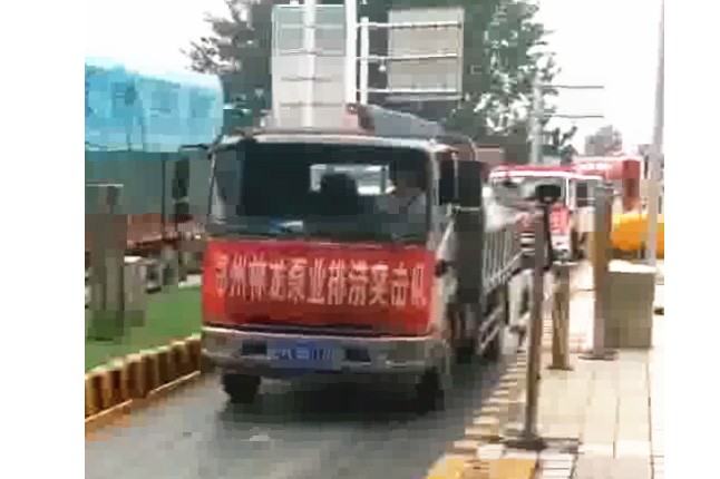 我公司新組織的搶險(xiǎn)排澇設(shè)備及人員，出發(fā)馳援焦作災(zāi)區(qū)，兄弟們辛苦了，加油！