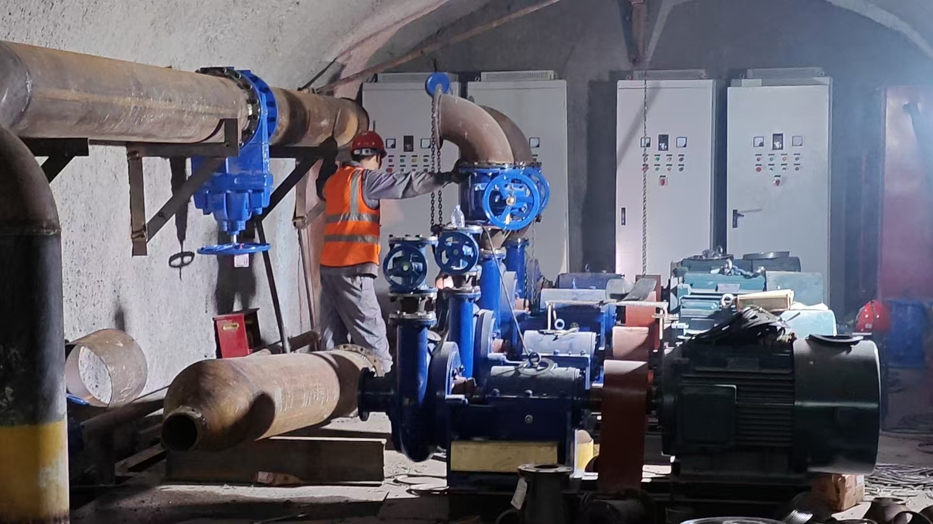 湖北鐵路隧道第三批主排水泵開始緊張安裝工作